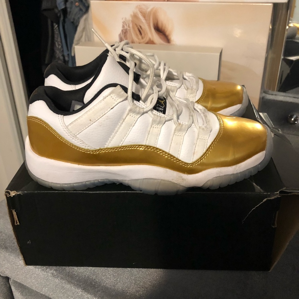 Air Jordan 11 white and gold being sold AS IS !